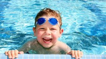 网红帅哥在河边游泳,网红帅哥畅游自然之美