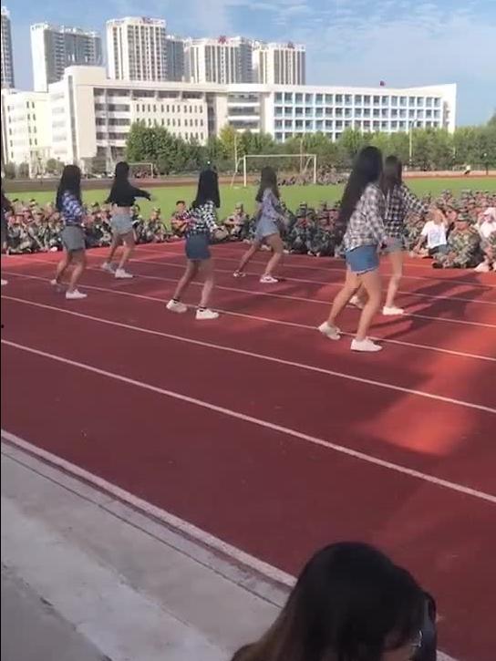 跳舞学姐操场青岛吃瓜,跳舞学姐与神秘吃瓜事件