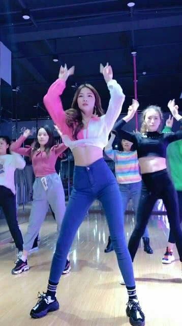 简单网红舞蹈变装视频,时尚潮流的跨界演绎