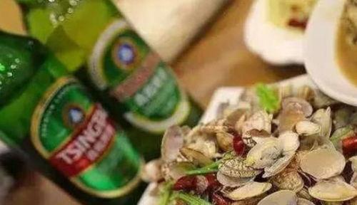 吃瓜炒肉丝喝啤酒,吃瓜炒肉丝，畅饮啤酒，尽享清凉时光